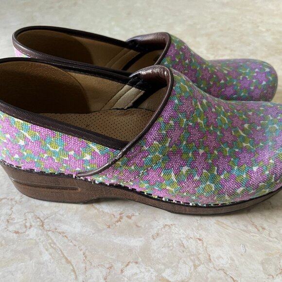 Dansko Clogs Sz 40 Vegan Floral Canvas Design with Brown Trim and Heel - Picture 2 of 14